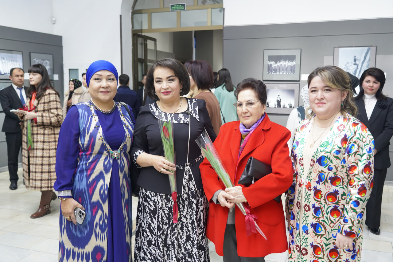 U uxlayotganida jimgina mushukini yaladim.